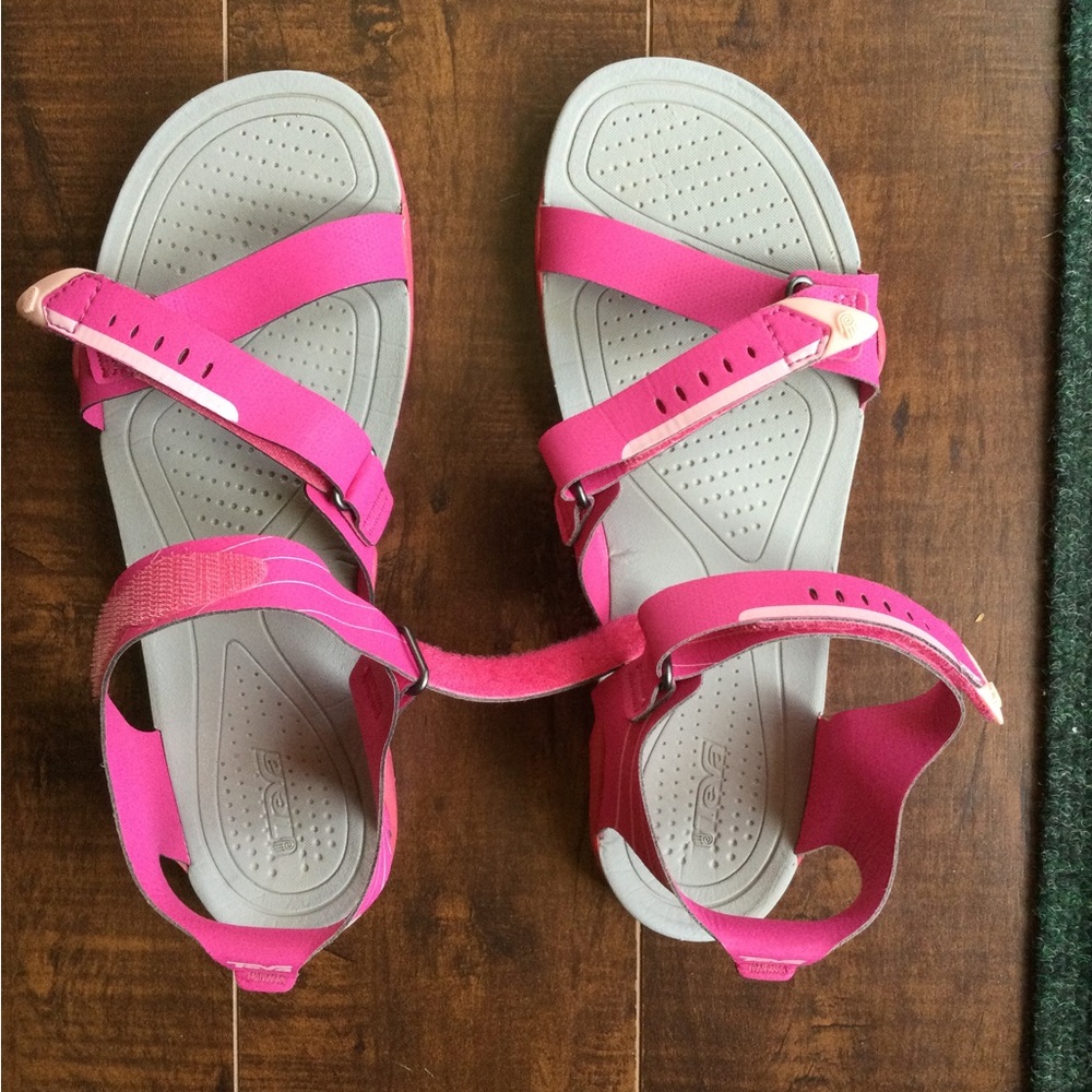 • MOVING LAST CHANCE 7/31/2024 • Teva zilch big kids womens sizing pink sandals